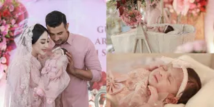 7 Potret Baby Guzel Anak Margin Wieheerm dan Ali Syakieb di Acara Tasyakuran Akikah, Secantik Sang Bunda - Bak Boneka Porselen Pakai Gaun Pink