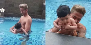 7 Potret Baby Syaki Berenang Bareng Rizki DA di Rumah Iis Dahlia, Anteng dan Tak Menangis - Mandi di Kursi Keramas Ala Salon