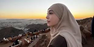 7 Potret Celine Evangelista Berkuda Pakai Abaya, Tampil Anggun dan Memukau