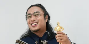 7 Potret Dapur Praz Teguh di Kantornya yang Berdesain Modern dengan Sentuhan Warna Gelap