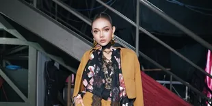 7 Potret Dapur Rina Nose dengan Desain Minimalis, Didominasi Warna Emerald Green yang Elegan