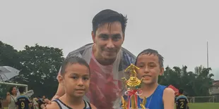 7 Potret Darius Sinathrya Ikut Trend Foto 2016, Posting Foto Anak-anak yang Masih Kecil