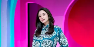 7 Potret Dewi Perssik Bagi-bagi Sembako ke Tetangga Sekitar, Tampil Rendah Hati