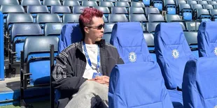 7 Potret Dokter Tirta Kunjungi Base Chelsea FC di Stamford Bridge, Tampil dengan Gaya Rambut Baru
