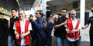 7 Potret Fariz RM Beri Senyuman dengan Tangan Terborgol, Kuasa Hukum Bawa Saksi untuk Ringankan Hukuman