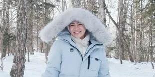 7 Potret Felicya Angelista dan Keluarga Nikmati Indahnya Sunset di Puncak Gunung Salju