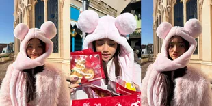 7 Potret Fuji Pakai Hoodie Pink saat Nikmati Liburan, Imut Menggemaskan Kaya Remaja Umur Belasan