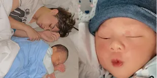 7 Potret Gaya Tidur Arshaka Anak Dinda Hauw, Gemesin Banget - Senyum Sambil Bobo Gantengnya Mirip Rey Mbayang