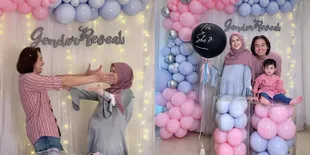 7 Potret Gender Reveal Anak Kedua Cut Meyriska yang Digelar Kecil-Kecilan, Akhirnya Bakal Punya Jagoan Lagi - Ekspresi Bahagia Roger Danuarta Jadi Sorotan