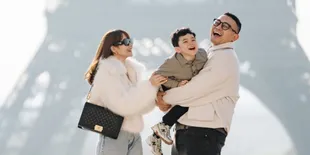 7 Potret Gilang Dirga Liburan ke Paris Bersama Keluarga 