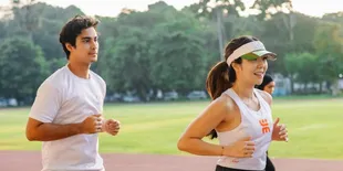7 Potret Gisella Anastasia Lari Bareng Cinta Brian, Pakai Outfit Senada - Sepatu Couple
