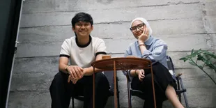 7 Potret Indra Jegel Nongkrong Bareng Istri, Bak ABG Lagi Pacaran