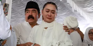 7 Potret Inul Daratista Menangis di Makam Titiek Puspa, Mas Adam dengan Sabar Menenangkan