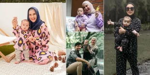 7 Potret Irish Bella Kembaran Baju Sama Baby Air, Kompak dan Nggemesin Banget!