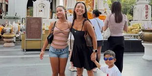 7 Potret Jennifer Bachdim Nyuci Baju di Bathtub Saat di Amerika, Dibantu Putri Sulung