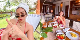 7 Potret Jessica Iskandar Pakai Bikini Merah Saat Santai di Hotel Bintang Lima, Tampil Segar Bak Es Buah - Disebut Terlalu Vulgar di Depan Anak