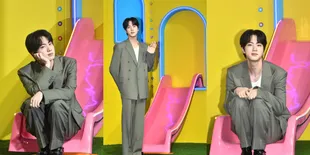 7 Potret Jin BTS di Konferensi Pers 'Agents of Mystery: The Crazy Guesthouse', Gantengnya Paripurna - Serasa Photoshoot