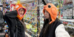 7 Potret Jisoo BLACKPINK Jalan-Jalan Santai di Tokyo Jepang, Imut Menggemaskan Mencoba Topi Karakter