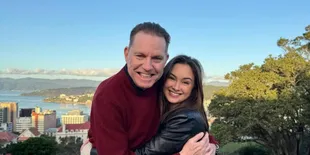 7 Potret Kedekatan Caitlin Halderman dengan Bapaknya yang Asli Orang Belanda - Jarang Tersorot