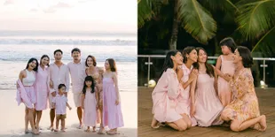 7 Potret Keluarga Ririn Ekawati di Tepi Pantai, Kompak Banget Pakai Baju Serba Pink - Netizen Doakan Semoga Anak Bungsunya Lekas Punya Adik