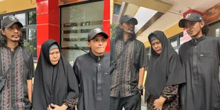 7 Potret Keluarga Sambangi Vadel Badjideh di Tahanan Saat Lebaran, Penuh Kehangatan Makan Opor - Bertukar Cerita Selama Bulan Puasa