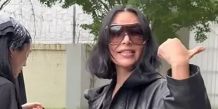 7 Potret Khloe dan Kim Kardashian Kepergok Berada di Korea Selatan, Ramah Sapa Fans