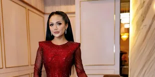 7 Potret Kris Dayanti Tunjukkan Aksi Wushu saat Diundang ke Acara Imlek di Singkawang