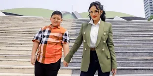 7 Potret Krisdayanti Ajak Kellen Lemos ke Kantor DPR RI, Netizen: Calon Penerus Mimi Nih!