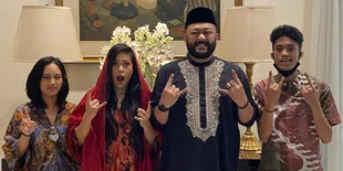 7 Potret Lebaran Kikan Namara Eks Cokelat dan Keluarga, Rock And Roll Abis!