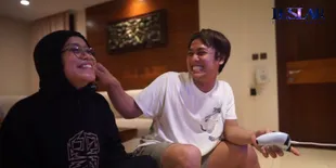 7 Potret Lesti & Rizky Billar Main Video Game Bareng, Gemasnya Billar Sampai Cubit Pipi Sang Istri 