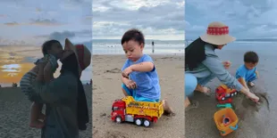 7 Potret Liburan Irish Bella ke Bali, Bahagia Meski Tak Didampingi Ammar Zoni - Air Rumi Asyik Main Pasir di Pantai
