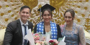 7 Potret Marcelino Lefrandt dan Dewi Rezer Kompak di Acara Kelulusan sang Putri, Penuh Kehangatan