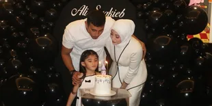 7 Potret Margin Wieheerm Rayakan Ultah Ali Syakieb Bareng Anak, Tampil Kompak dan Hangat