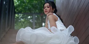 7 Potret Cantik Meli Lida Dalam Busana Mewah, Terlihat Menawan