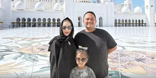 7 Potret Momo Geisha Kunjungi Masjid Sheikh Zayed Abu Dhabi, Pakai Abaya dan Kerudung