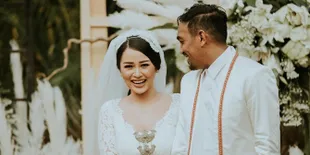 7 Potret Mutia Ayu Nyanyikan Lagu 'Kasih Putih', Tangisnya Pecah Saat Belai Wajah Suami