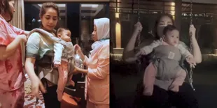 7 Potret Nagita Slavina Urus Anak Syahnaz Seperti Anak Sendiri, Suapi - Main Ayunan
