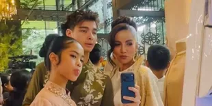 7 Potret Olla Ramlan Ajak Pacar dan Anaknya ke Acara Fashion Show, Kompak Banget