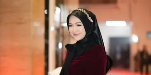 7 Potret Outfit Ria Ricis yang Selalu Stylish, Bisa Jadi Inspirasi Untuk Perempuan Berhijab 