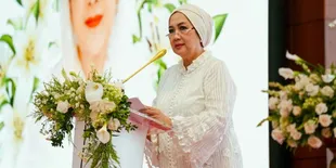 7 Potret Petty Tunjungsari Belum Sempat Menangis, Sibuk Disambangi Pelayat & Media Sejak Kepergian Titiek Puspa