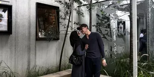 7 Potret Rey Mbayang dan Dinda Hauw saat Nongkrong Bareng Teman Geng Pasutri