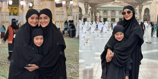 7 Potret Ririn Ekawati Pancarkan Aura Kalem saat Umrah Sambil Peluk Anak, Ingatkan Diri Sendiri Tentang Hal Ini