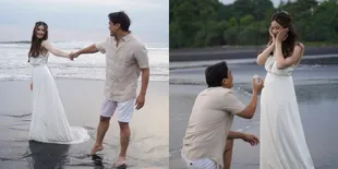 7 Potret Romantis Billy Syahputra Melamar Vika Kolesnaya di Tepi Pantai