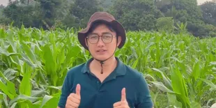 7 Potret Rumah Bobby Tince di Kaki Gunung Salak, Estetik dan Asri Banget