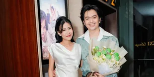 7 Potret Shenina Cinnamon Dampingi Angga Yunanda Premier Film PARA PERASUK, Bumil Memesona