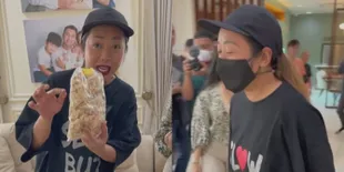 7 Potret Soimah Sultan Jogja Jenguk Baby Rayyanza, Santai Pakai Kaos Oblong - Bawa Jajan Kampung dari Rengginang Sampai Kembang Goyang