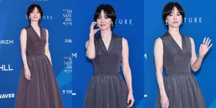 7 Potret Song Hye Kyo di Red Carpet Baeksang Arts Awards 2025, Cantiknya Tak Lekang Waktu - Elegan Pakai Gaun Sleeveless