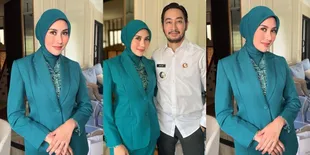 7 Potret Syahnaz Sadiqah Dimakeup untuk Pelantikan Ketua TP-PKK Kabupaten Bandung Barat, Rapi dan Cantik Pakai Seragam
