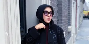 7 Potret Syahrini Kondangan Sekalian Sempatkan Tampil Nyanyi, Bak Sedang Adakan Konser Pribadi