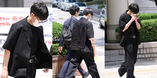 7 Potret Taeil Eks NCT Hadiri Sidang Perdana, Pakai Masker dan Kacamata - Tertunduk Saat Tinggalkan Pengadilan
